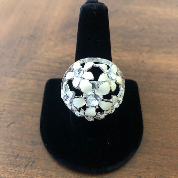 Vintage COSTUME STATEMENT Cocktail White Enamel Flowers RING Rhinestones Size 10 - Picture 1 of 10